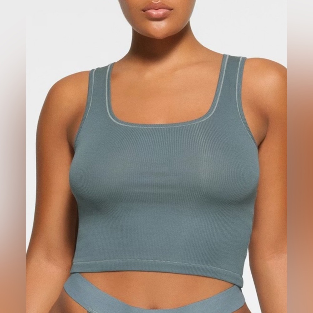 New with tags SKIMS cotton rib tank top size M kyanite